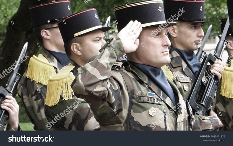 Salut militaire à la française.jpg