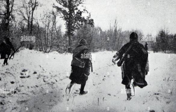 photographie-en-noir-et-blanc-du-front-pendant-l-hiver-1939-1940-les-troupes-francaises-patrouillent-dans-une-zone-boisee-2cwbmnc.jpg
