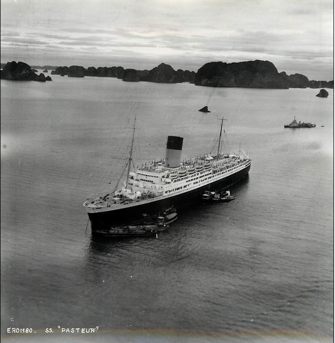 1955 PASTEUR en baie d'along.jpg