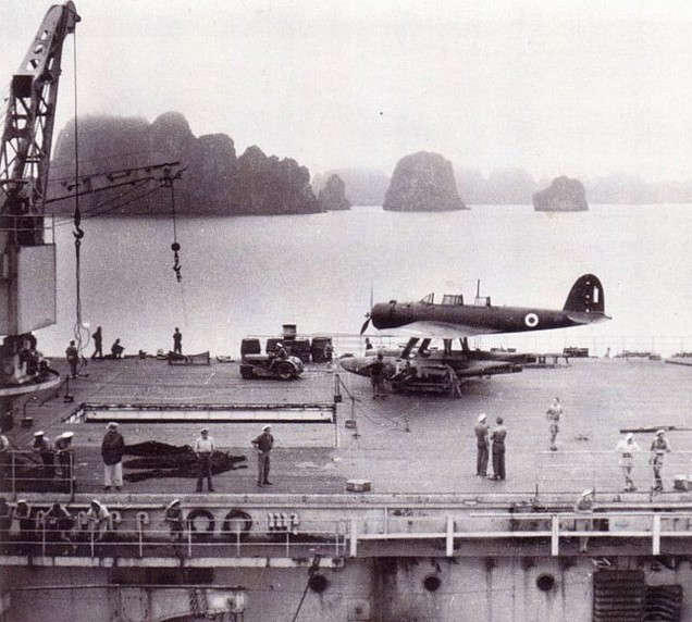 BEARN 1946 avec un avion japonais récupéré.jpg