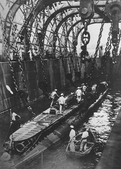 1912 ARGONAUTE dans le dock relevage.jpg