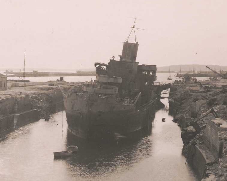 SB1 ex SAAR 1944 à brest.jpg