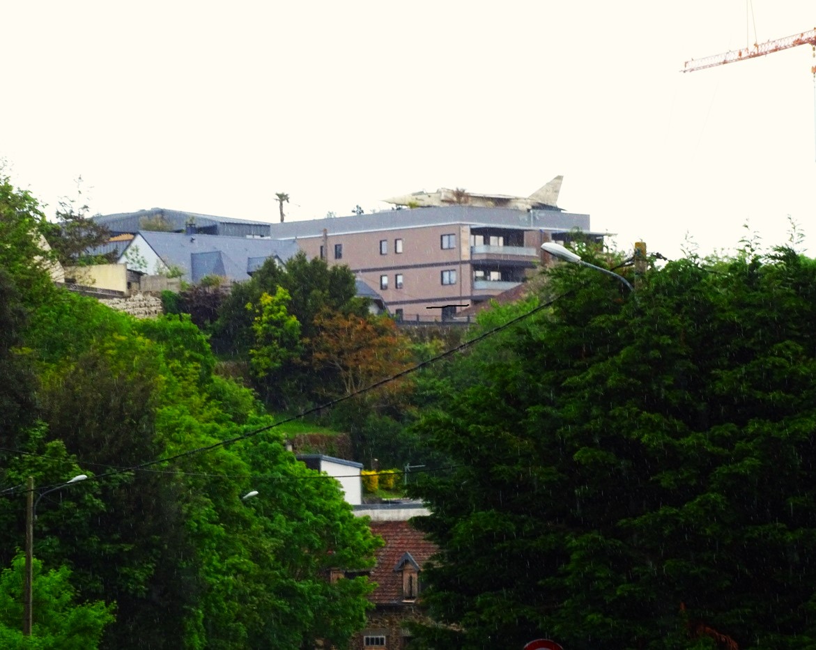 Avion sur un batiment.JPG