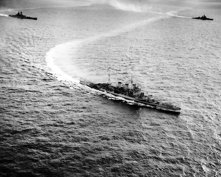 RENOWN 1944 5 12  avec RICHELIEU et VALIANT.jpg