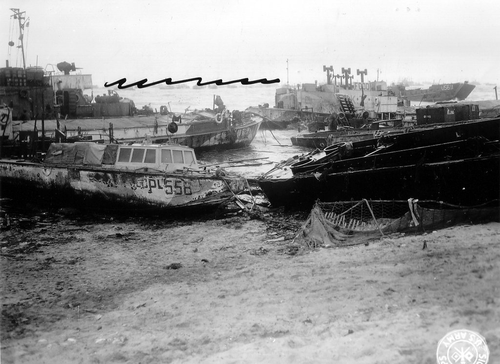 LCPL556; LBK7 (cuisine) LCT611 1944 6 21 apres la tempete.jpg