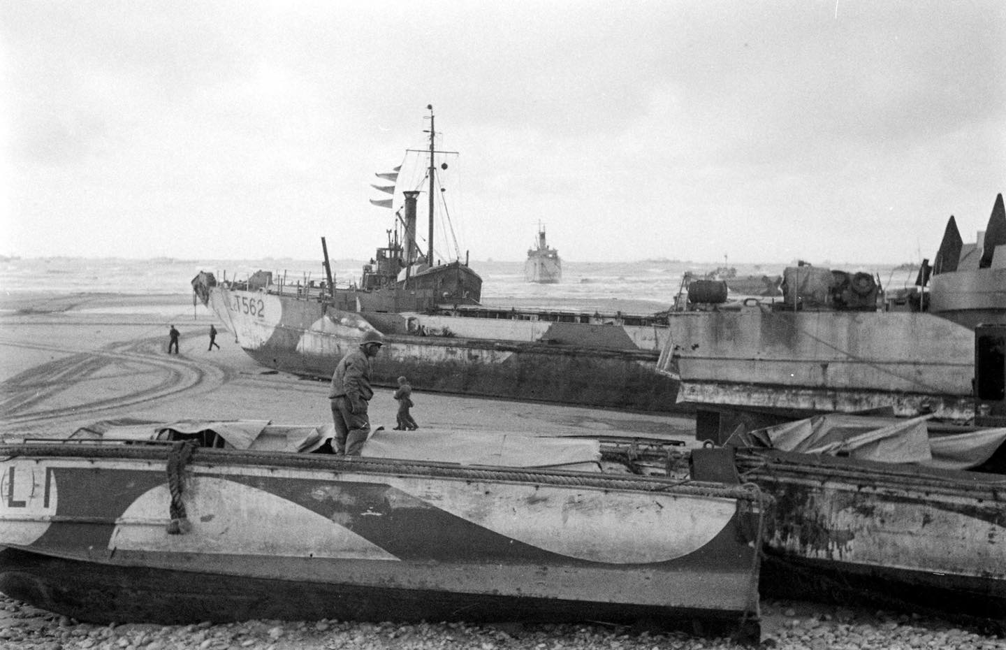 LCT562 9344_19440621 Omaha Beach - Tempête12 [LIFE].jpg