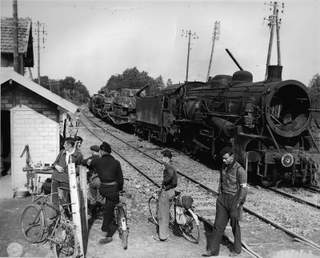 Train détruit par USAF-gardé par résistants-08-09-44 Reims PzKpfw -VI.jpg