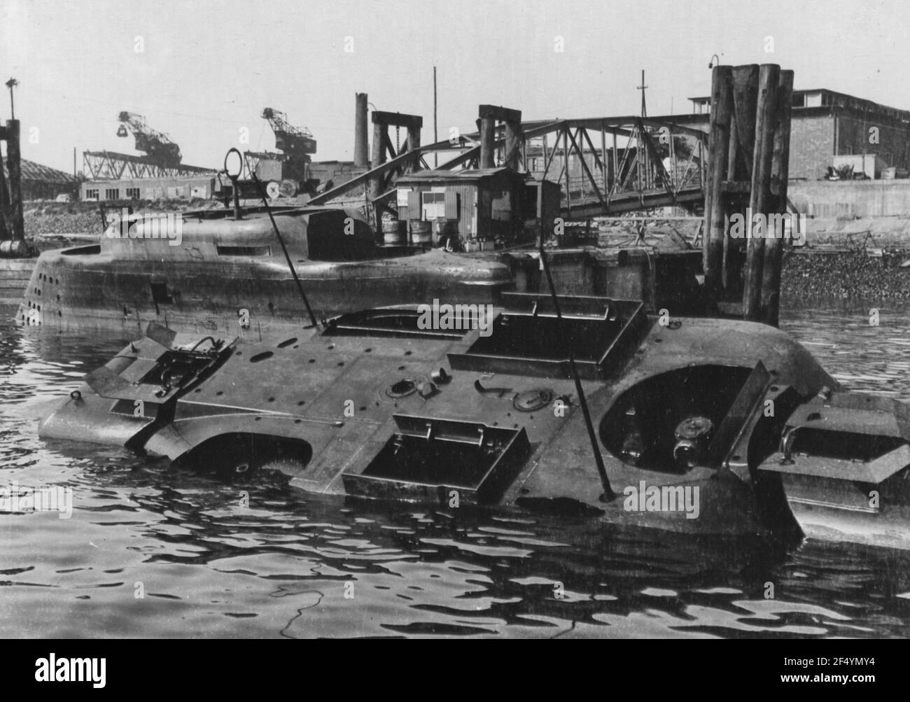 1945 8 les-conning-towers-des-deux-sous-marins-de-type-21-.jpg