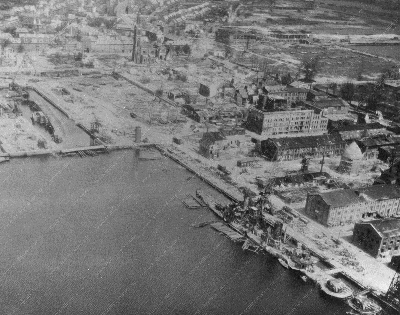 1945 4 30 KOLN coulé lors d'un bombardement de wilhemshaven.jpg