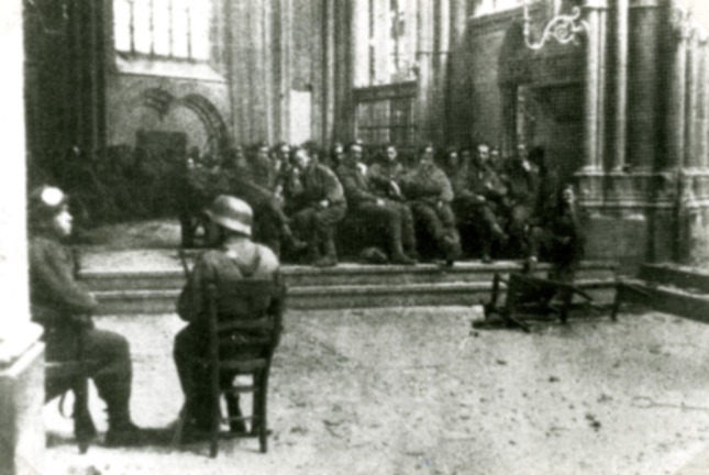 engelse-soldaten-in-de-eusebiuskerk-gefotografeerd-door-duitse-soldaatvroemen140.jpg