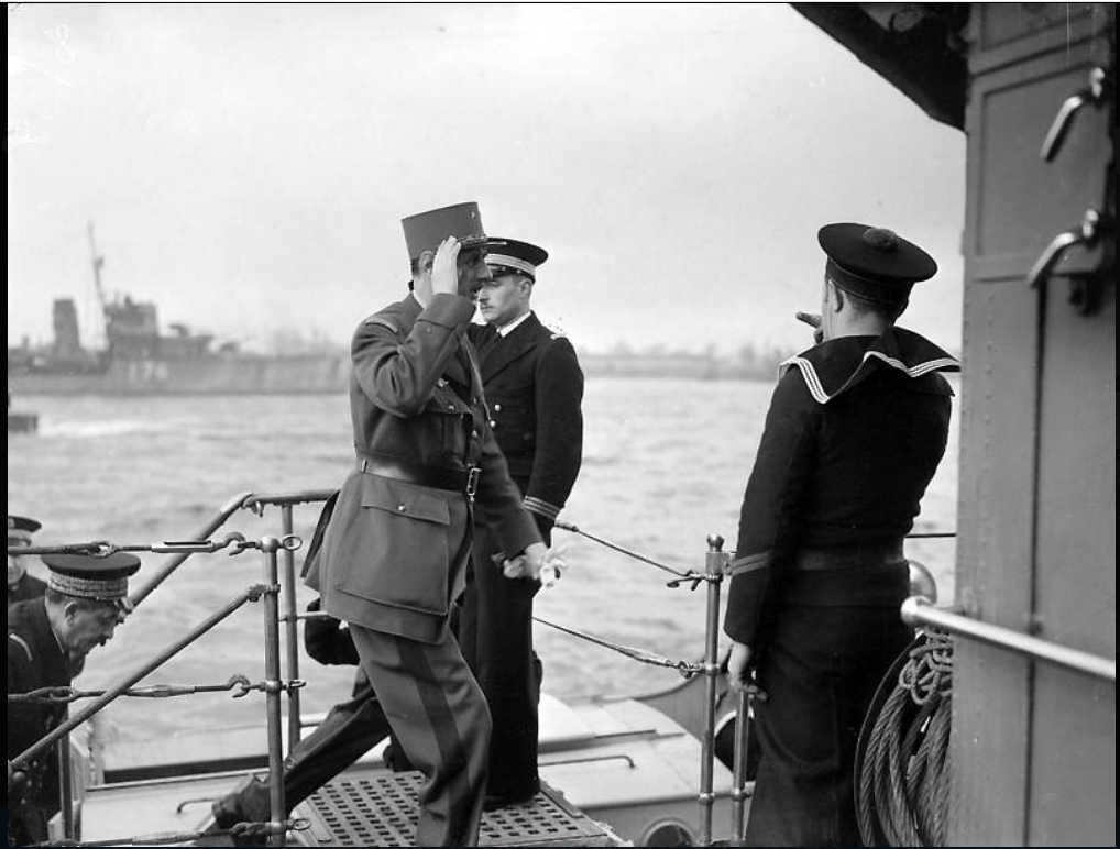 COMBATTANTE 1944 6 14 1 le general de gaulle arrive à bord.PNG
