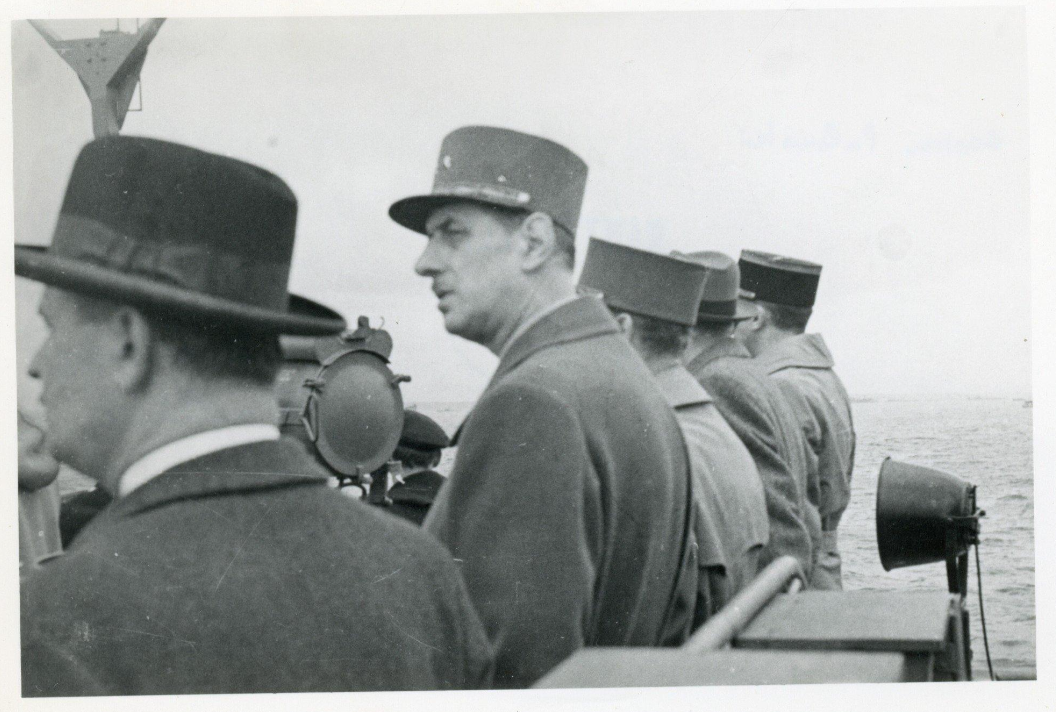 COMBATTANTE 1944 6 14 2 Gaston Palewski, le avec le général de Gaulle sur la Combattante peu avant leur arrivée dans le port de Courseulles.PNG