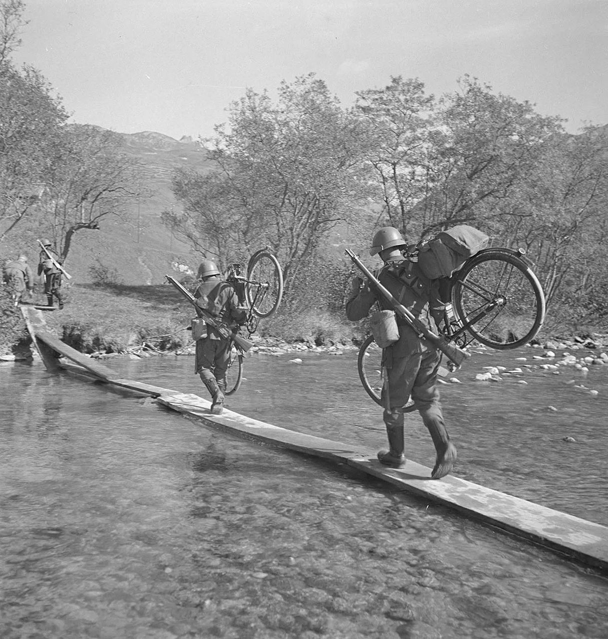 Troupes cyclistes suisses.jpg