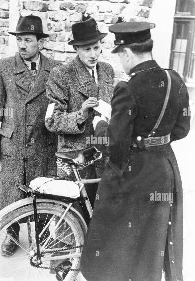 a-polish-policeman-controlling-the-entrance-to-the-warsaw-ghetto-may-CPM9C0.jpg