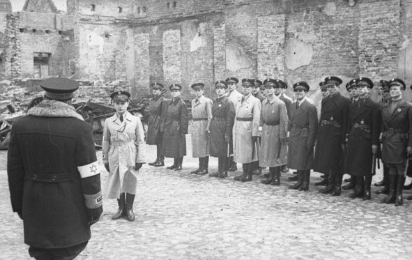 Bundesarchiv_Bild_101I-134-0792-27,_Polen,_Ghetto_Warschau,_Ghettopolizei.jpg
