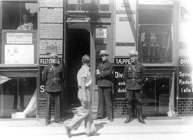 Police_officers_in_front_of_Griffenfeldtsgade_50_in_Copenhagen_-_the_communist_partys_head_quarter_(9443121286).jpg