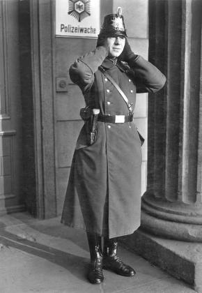 Bundesarchiv_Bild_183-C00772,_Berlin,_Polizist_bei_Kälte.jpg