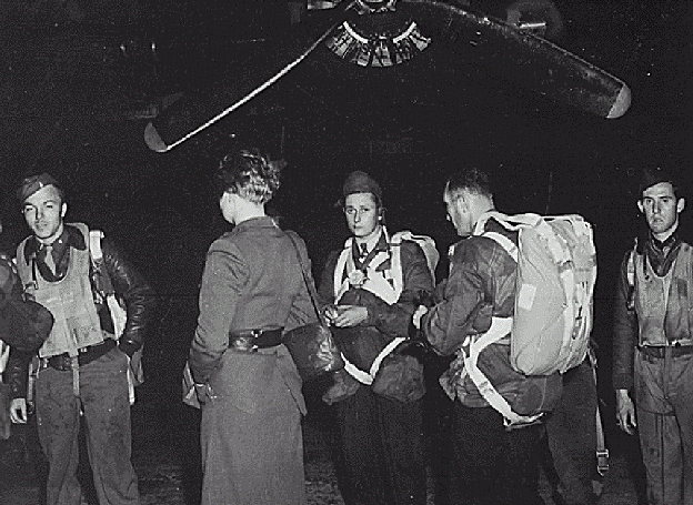 OSS Jedburgs parachute drop England 1944 - Walter Wolf.gif