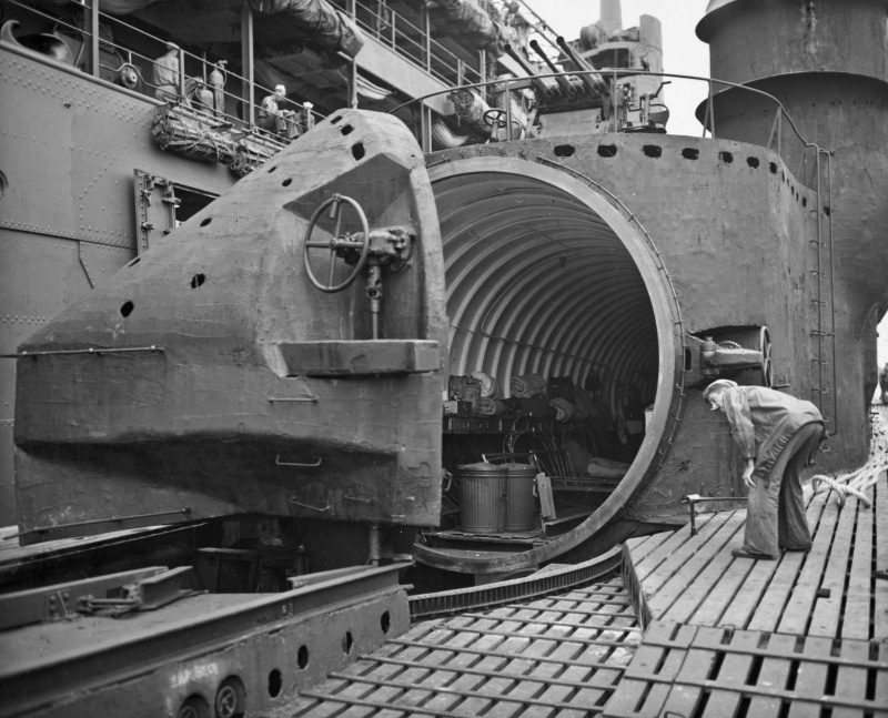I400 1945 hangar japan.jpg