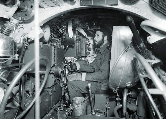 midget-submarine-operator-1200x864.jpg