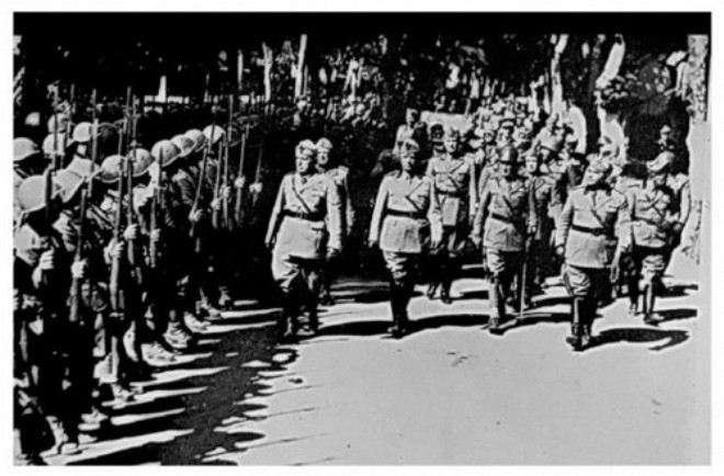 Mussolini-et-Badoglio-passant-en-revue-le-90e-RI-a-Menton-le-1er-juillet-1940-collection-USSME..jpg