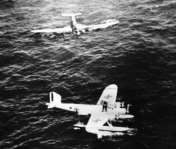 crew-air-sea-rescue-seaplane-picks-survivors-21400332.jpg