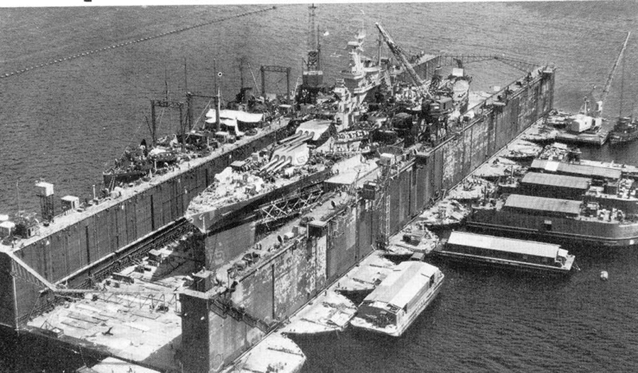 USS ABSD-1 et l'USS California (BB-44) en cale sèche à Espiritu Santo, dans les îles Nouvelles-Hébrides, le 8 septembre 1944, alors que les réparations du navire sont presque terminées. Les échafaudages le long du fl.jpg