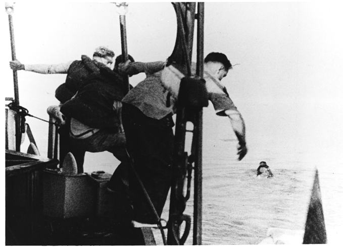 Membres d'équipage de l'USS Panay abandonnant le navire après avoir été bombardé par des avions japonais le 12 décembre 1937. Naval History and Heritage Command.png