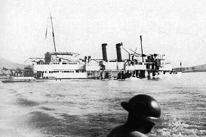 PR5 PANAY 1937 12 12 USS_Panay_sinking_after_Japanese_air_attack.jpg