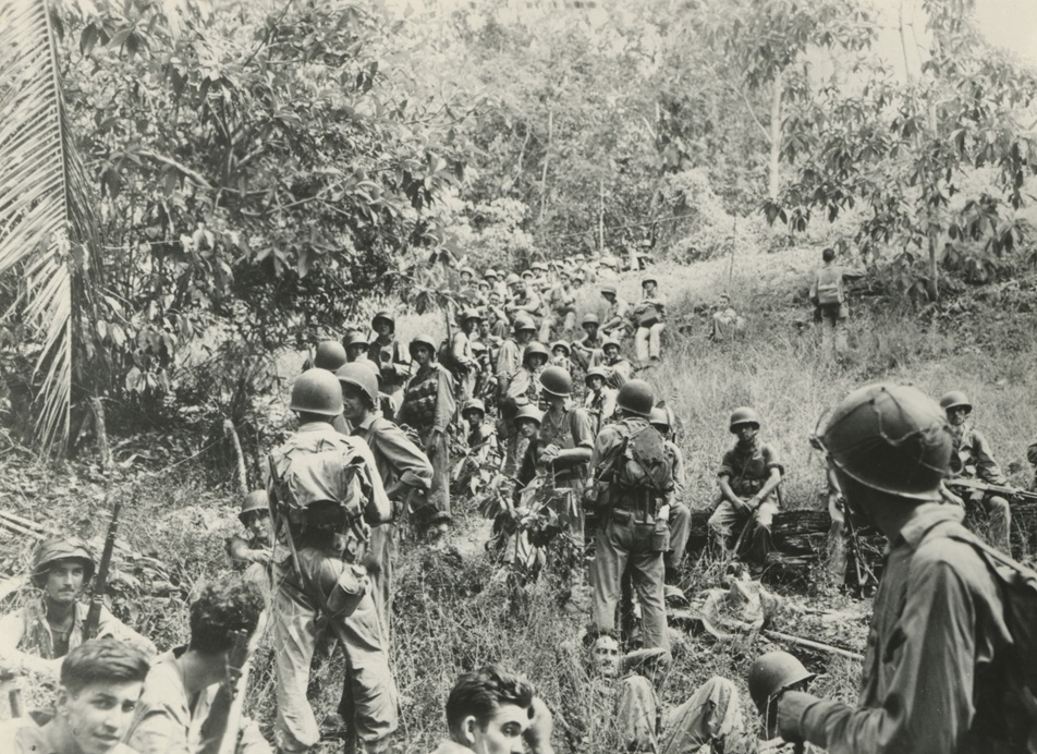 Une colonne de Marines américains à Guadalcanal, au repos lors d'une marche vers les hauteurs. Don en mémoire du sergent Lyle E. Eberspecher, 2013.495.056.jpg