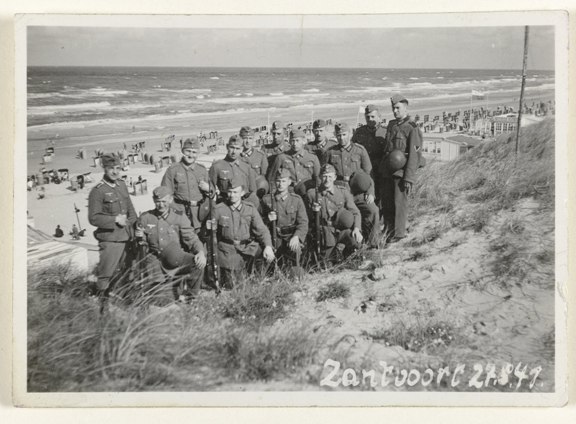 Duitse_soldaten_in_Zandvoort,_1941,_NG-2007-21-1.jpg