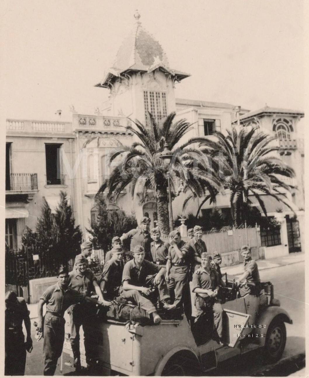 Des soldats italiens font du tourisme à Nice pendant l'occupation de la ville.jpg