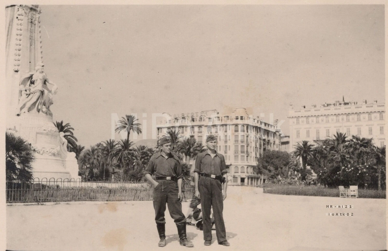 Deux soldats italiens nonchalants , à Nice près du monument du centenaire pendant l'occupation italienne.png