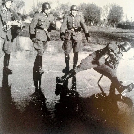 german-soldiers-fooling-around-on-ice-in-world-war-2-v0-4hlvt33ux3e91.jpg
