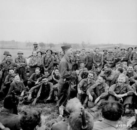 American-Soldiers-watching-Mickey-Rooney-perform-during-World-War-II.-Ranker.jpeg