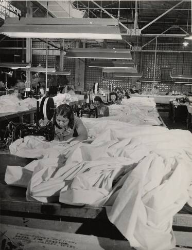 ouvrières cousant parachutes.jpg